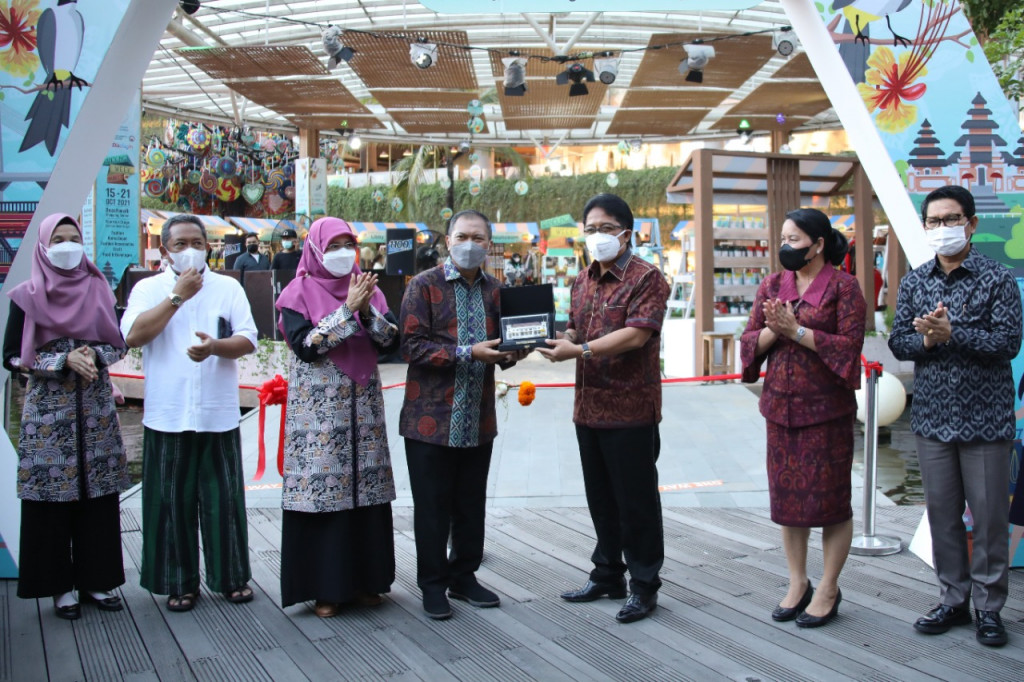 Bangkitkan Sektor Ekonomi, Bupati Giri Prasta Bekerjasama Dengan Walikota Bandung, Gelar Bandung Week Market 2021 Di Kuta